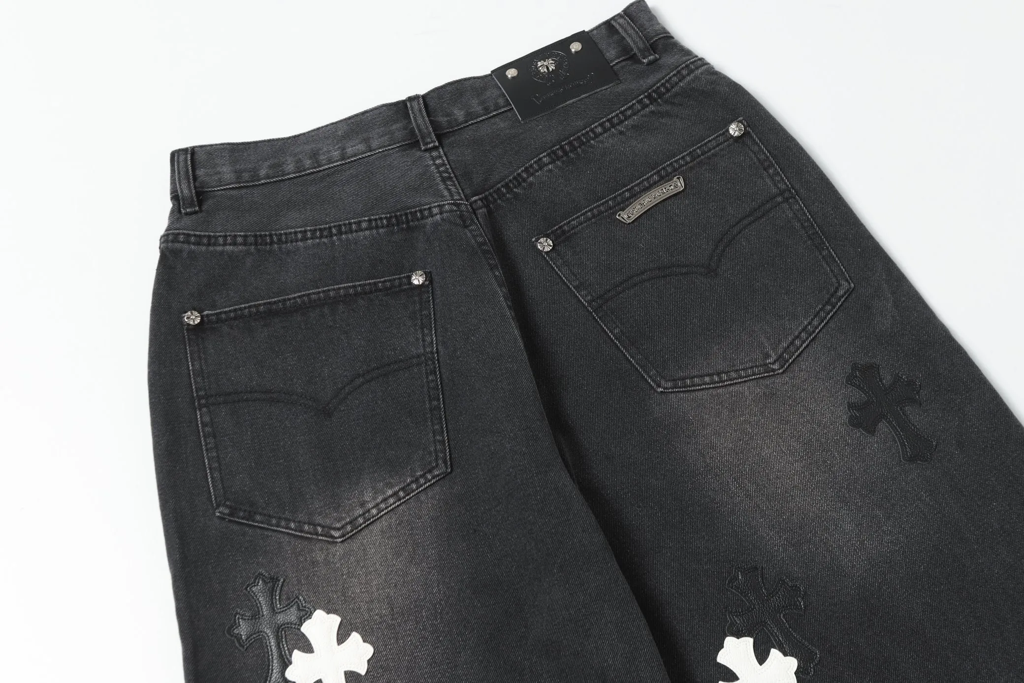 KE305 P270 The only correct leather label version on the market Chrome Hearts CH Heavy-duty washed distressed wide-leg jeans Top ceiling quality 100% correct version The correct version is here!  Believe me this must be the best quality you will ever come across! ! Excellent value for money! !  Styles with different washes and textures are very friendly to people with thin legs and thick legs. The straight version is very flattering to the shape of the legs. The moderate length is timeless and easy to match. It is the basis of various styles and a must-have in the wardrobe! ! Add a little stacking to make the atmosphere easy to control. The fabric is stiff but the upper body is soft without losing texture. The sides and cuffs of some styles have a bone-wash effect. It’s really hard not to love it!  ✅Correctly customize the Croxin metal leather label on the back panel. It is definitely not sold directly with the cross on the finished jeans. 1:1 copying strives for excellence and the details are perfectly grasped. ✅The cross leather label is clear and smooth. Exquisite turning top craftsmanship. ✅Buttons, zippers and hardware are all customized versions of the Croxin LOGO. ✅High-cost washing process. Size: 28 30 32 34 36